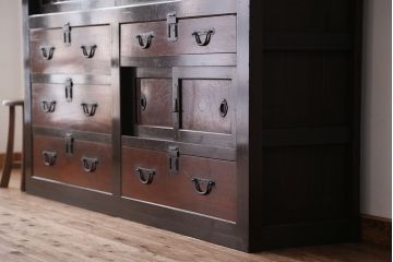アンティーク家具　古民具・骨董　モダンデザインの大きな収納箪笥(水屋箪笥)