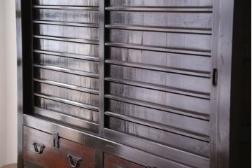 アンティーク家具　古民具・骨董　モダンデザインの大きな収納箪笥(水屋箪笥)