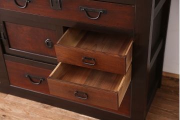 アンティーク家具　古民具・骨董　モダンデザインの大きな収納箪笥(水屋箪笥)