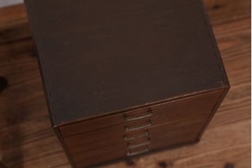 レトロ家具　アンティーク　古い木のレトロな五段小引き出し