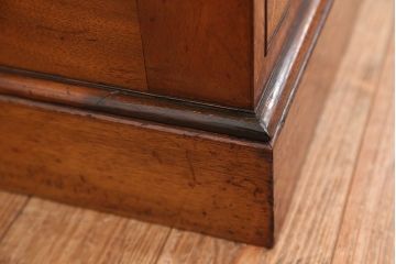 アンティーク家具　アンティーク　最高級!古いナラ材の象嵌入りチェスト(タンス・収納棚・ワードローブ)