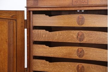 アンティーク家具　アンティーク　最高級!古いナラ材の象嵌入りチェスト(タンス・収納棚・ワードローブ)