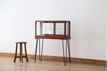 レトロ家具　アンティーク　レトロなデザイン鉄脚ガラスケース