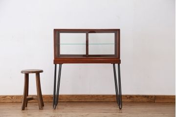 レトロ家具　アンティーク　レトロなデザイン鉄脚ガラスケース