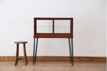 レトロ家具　アンティーク　レトロなデザイン鉄脚ガラスケース
