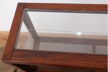 レトロ家具　アンティーク　レトロなデザイン鉄脚ガラスケース
