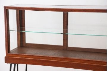 レトロ家具　アンティーク　レトロなデザイン鉄脚ガラスケース