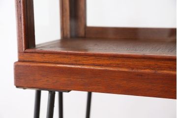 レトロ家具　アンティーク　レトロなデザイン鉄脚ガラスケース
