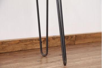 レトロ家具　アンティーク　レトロなデザイン鉄脚ガラスケース
