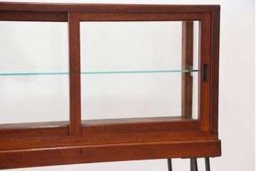 レトロ家具　アンティーク　レトロなデザイン鉄脚ガラスケース