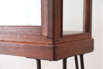 レトロ家具　アンティーク　レトロなデザイン鉄脚ガラスケース