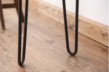 レトロ家具　アンティーク　レトロなデザイン鉄脚ガラスケース