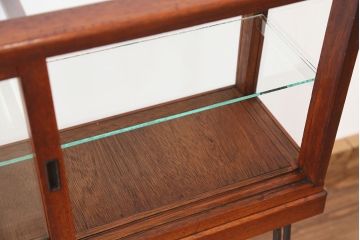 レトロ家具　アンティーク　レトロなデザイン鉄脚ガラスケース