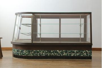 アンティーク家具　◆アンティーク　特注タイル貼りのR型台形ガラスケース(曲げガラス、L型ガラスケース、Rガラス、店舗什器、陳列棚)