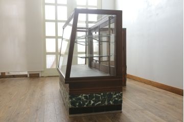 アンティーク家具　◆アンティーク　特注タイル貼りのR型台形ガラスケース(曲げガラス、L型ガラスケース、Rガラス、店舗什器、陳列棚)