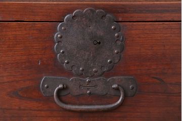 アンティーク家具　古民具・骨董　古いお家の金具の立派な収納棚(時代箪笥)