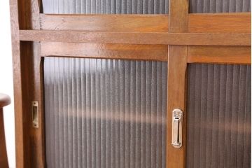 アンティーク家具　アンティーク　古いナラ材の銀モールガラス収納棚