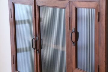 アンティーク家具　アンティーク　素敵なデザイン!古いお家のモールガラス二段重ねチェスト(収納棚)