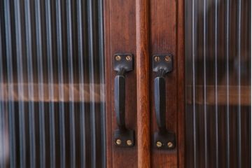 アンティーク家具　アンティーク　素敵なデザイン!古いお家のモールガラス二段重ねチェスト(収納棚)