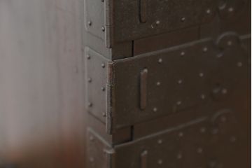 アンティーク家具　古民具・骨董　時代箪笥鉄脚観音開きローボード(ローチェスト)