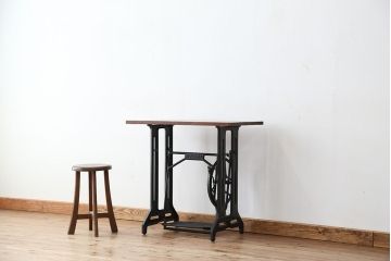 アンティーク　古いミシンのリメイクテーブル(机・作業台)