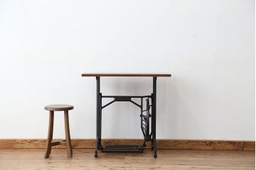 アンティーク　古いミシンのリメイクテーブル(机・作業台)