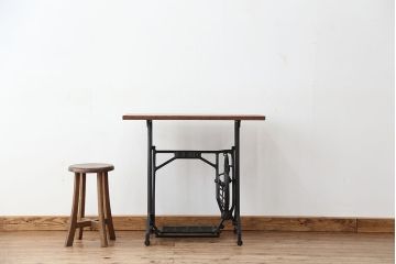 アンティーク　古いミシンのリメイクテーブル(机・作業台)