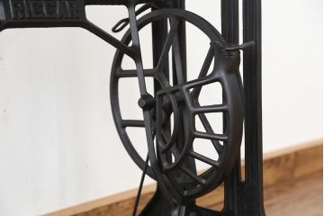 アンティーク　古いミシンのリメイクテーブル(机・作業台)
