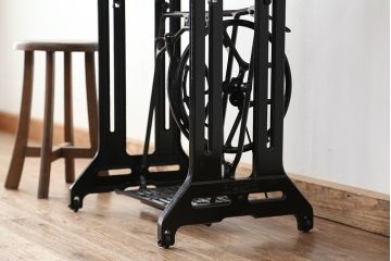 アンティーク　古いミシンのリメイクテーブル(机・作業台)