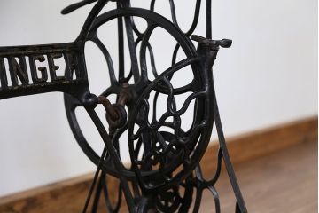 アンティーク　古いミシンのリメイクテーブル?(机・作業台)