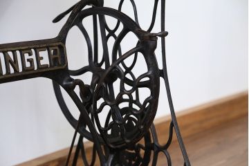 アンティーク　古いミシンのリメイクテーブル(机・作業台)