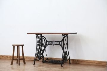 アンティーク　古いミシンのリメイクテーブル(机・作業台)