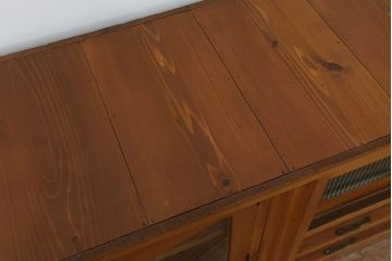 アンティーク家具　アンティーク　素敵なデザイン!古い木の脚付きローボード(収納棚・ローチェスト)