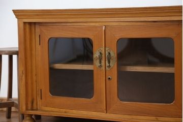 アンティーク家具　アンティーク　素敵なデザイン!古い木の脚付きローボード(収納棚・ローチェスト)