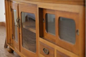 アンティーク家具　アンティーク　素敵なデザイン!古い木の脚付きローボード(収納棚・ローチェスト)