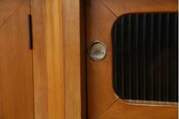 アンティーク家具　アンティーク　素敵なデザイン!古い木の脚付きローボード(収納棚・ローチェスト)