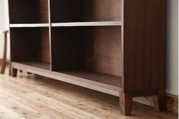 アンティーク家具　アンティーク　古い学校の脚付き本棚?(飾り棚・陳列棚)