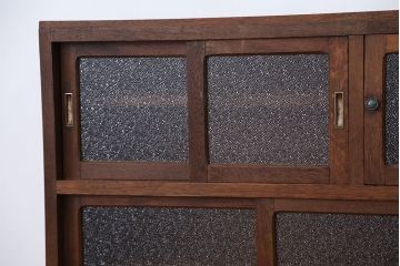 レトロ家具　☆アンティーク　レトロなデザインのダイヤガラス小振りな食器棚