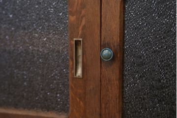 レトロ家具　☆アンティーク　レトロなデザインのダイヤガラス小振りな食器棚