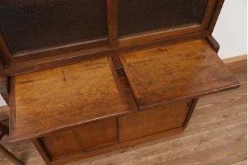 レトロ家具　☆アンティーク　レトロなデザインのダイヤガラス小振りな食器棚