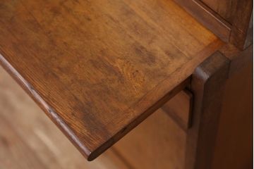 レトロ家具　☆アンティーク　レトロなデザインのダイヤガラス小振りな食器棚