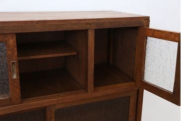 レトロ家具　☆アンティーク　レトロなデザインのダイヤガラス小振りな食器棚