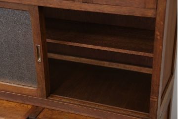 レトロ家具　☆アンティーク　レトロなデザインのダイヤガラス小振りな食器棚