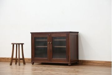 アンティーク家具　アンティーク　素敵なデザイン!古い木のシンプルな脚付きローボード(収納棚)