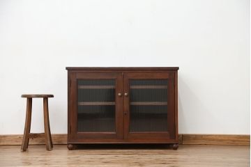 アンティーク家具　アンティーク　素敵なデザイン!古い木のシンプルな脚付きローボード(収納棚)