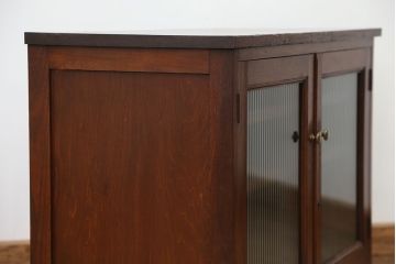 アンティーク家具　アンティーク　素敵なデザイン!古い木のシンプルな脚付きローボード(収納棚)