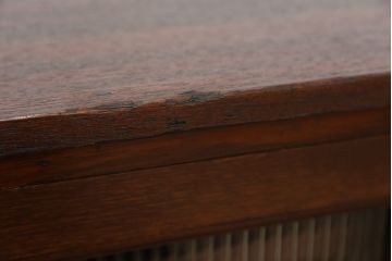 アンティーク家具　アンティーク　素敵なデザイン!古い木のシンプルな脚付きローボード(収納棚)
