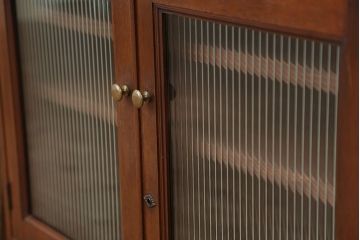 アンティーク家具　アンティーク　素敵なデザイン!古い木のシンプルな脚付きローボード(収納棚)
