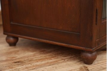 アンティーク家具　アンティーク　素敵なデザイン!古い木のシンプルな脚付きローボード(収納棚)