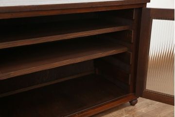 アンティーク家具　アンティーク　素敵なデザイン!古い木のシンプルな脚付きローボード(収納棚)